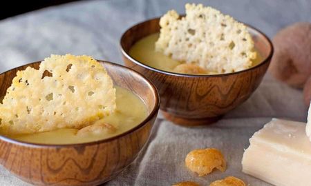 Crackers de queso crujiente en freidora de aire. Crackers de queso crujiente en freidora de aire.