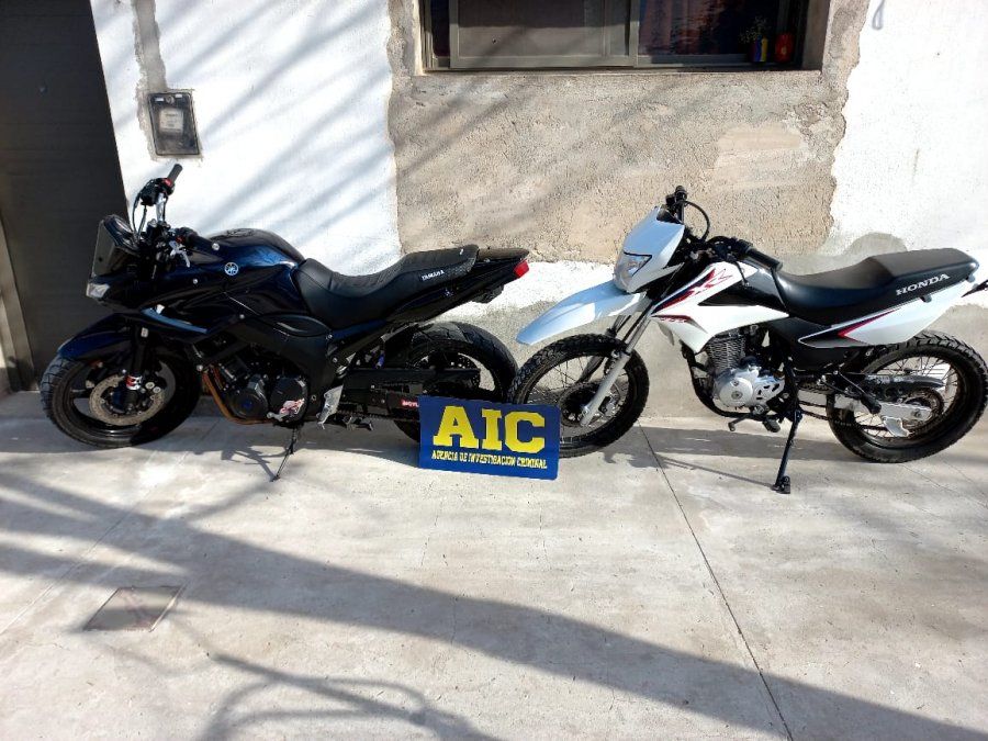 Motos secuestradas: una Yamaha 900 cc. y una Honda 125 cc. con los números adulterados.