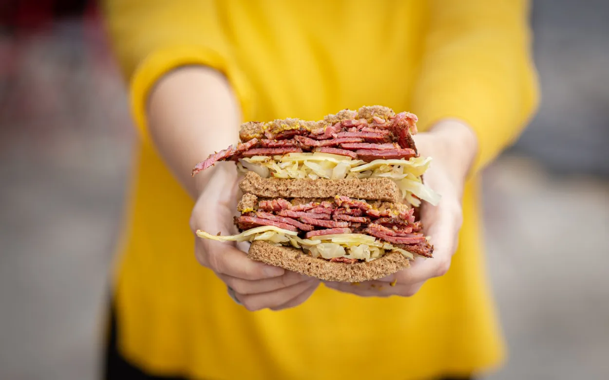 El pastrón es una carne ideal para sándwiches y es muy sencillo de hacer en casa. El pastrón es una carne ideal para sándwiches y es muy sencillo de hacer en casa.