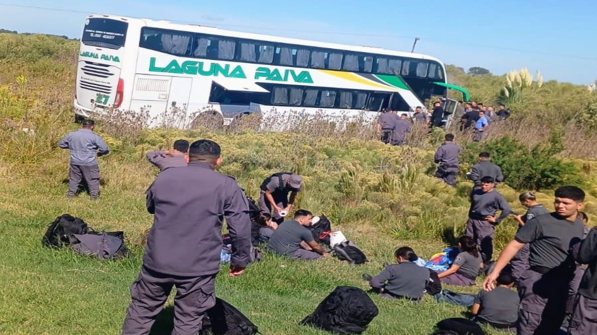 El choque involucró a un colectivo que transportaba al personal del Servicio Penitenciario y una camioneta.