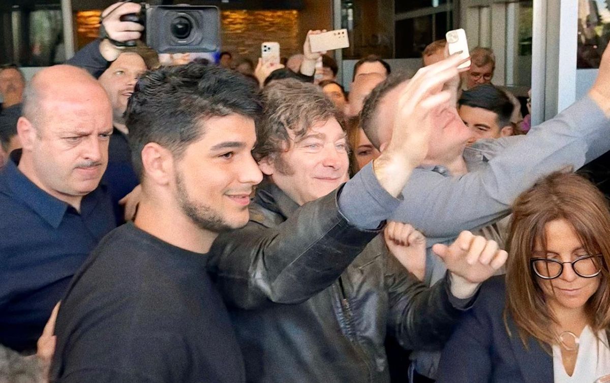 Agustín Pellegrini junto a Javier Milei durante la visita del presidente a la ciudad de Santa Fe.