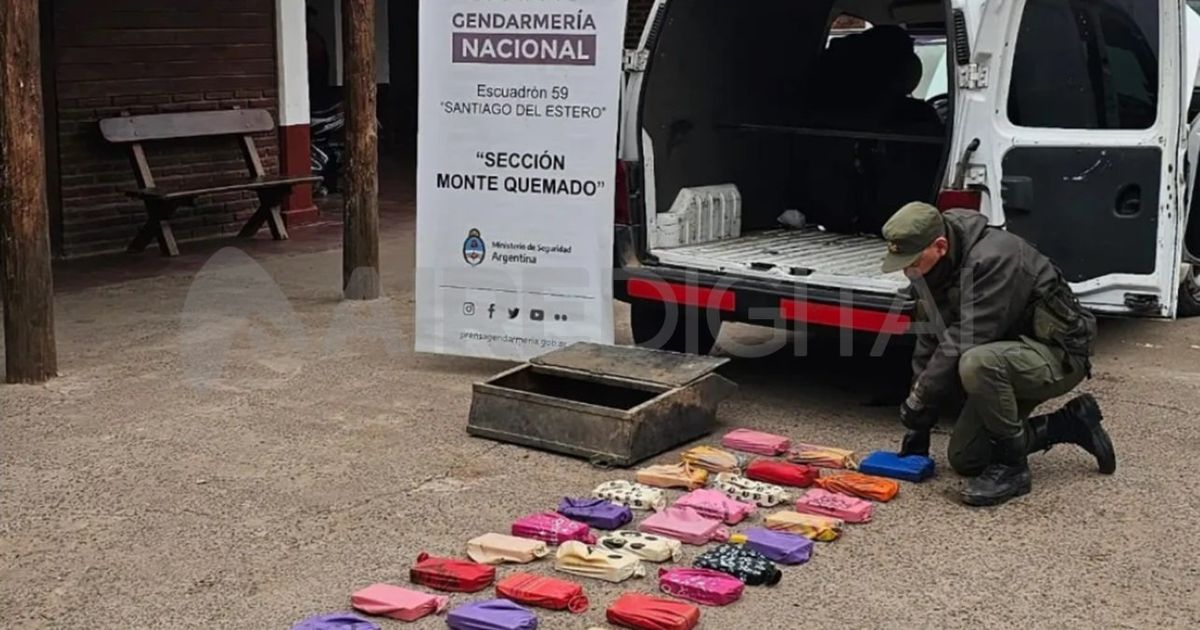 La cocaína además estaba acondicionada en una caja metálica que iba debajo de la carrocería del coche. La cocaína además estaba acondicionada en una caja metálica que iba debajo de la carrocería del coche.