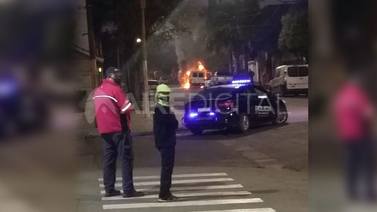El veh&iacute;culo fue incendiado cerca de las 5 de la ma&ntilde;ana