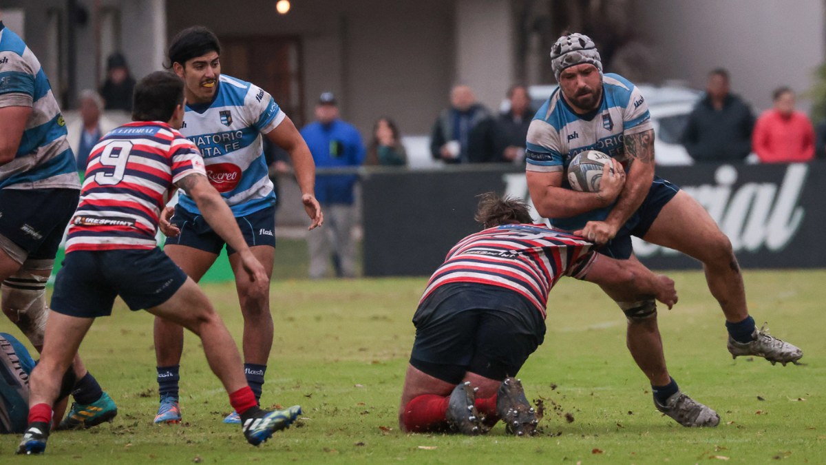 Las condiciones climáticas hicieron que el partido se dispute en una cancha pesada y con zonas de mucho barro.