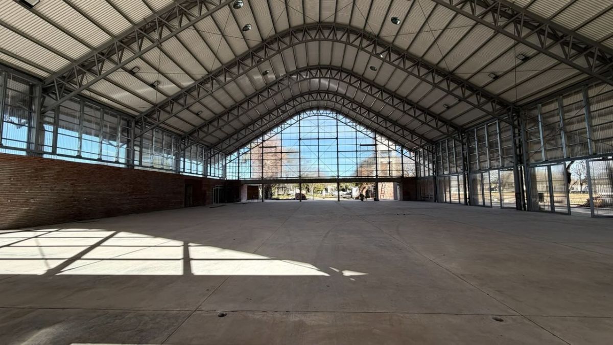 El gimnasio cubierto de Coronda ya alcanzó el 80 % de avance. Además, la Provincia trabaja en la pavimentación y el mejorado de los accesos al predio del CEF. El gimnasio cubierto de Coronda ya alcanzó el 80 % de avance. Además, la Provincia trabaja en la pavimentación y el mejorado de los accesos al predio del CEF.