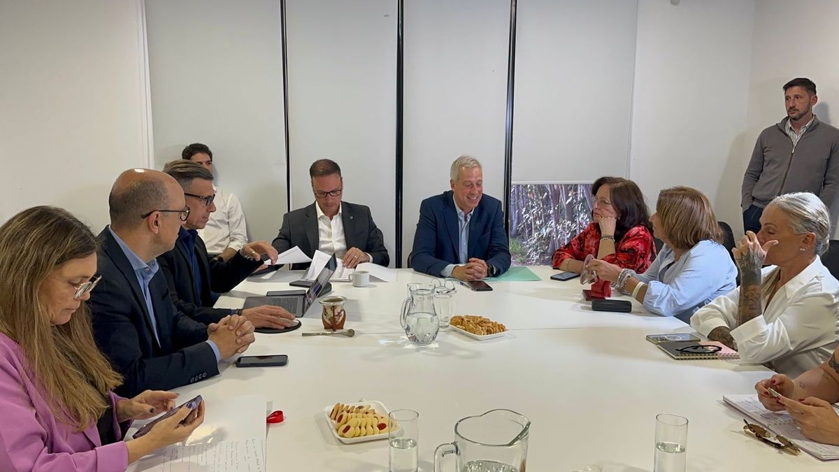 Los integrantes de la comisión de Obras Públicas de la Cámara de Diputados de Santa Fe se reunieron este miércoles con el ministro de Obras Públicas de la provincia, Lisandro Enrico, Los integrantes de la comisión de Obras Públicas de la Cámara de Diputados de Santa Fe se reunieron este miércoles con el ministro de Obras Públicas de la provincia, Lisandro Enrico,