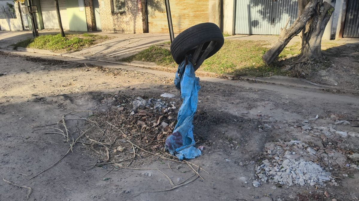 Los vecinos señalizan de forma manual los baches, aunque aumenta el peligro por la noche.