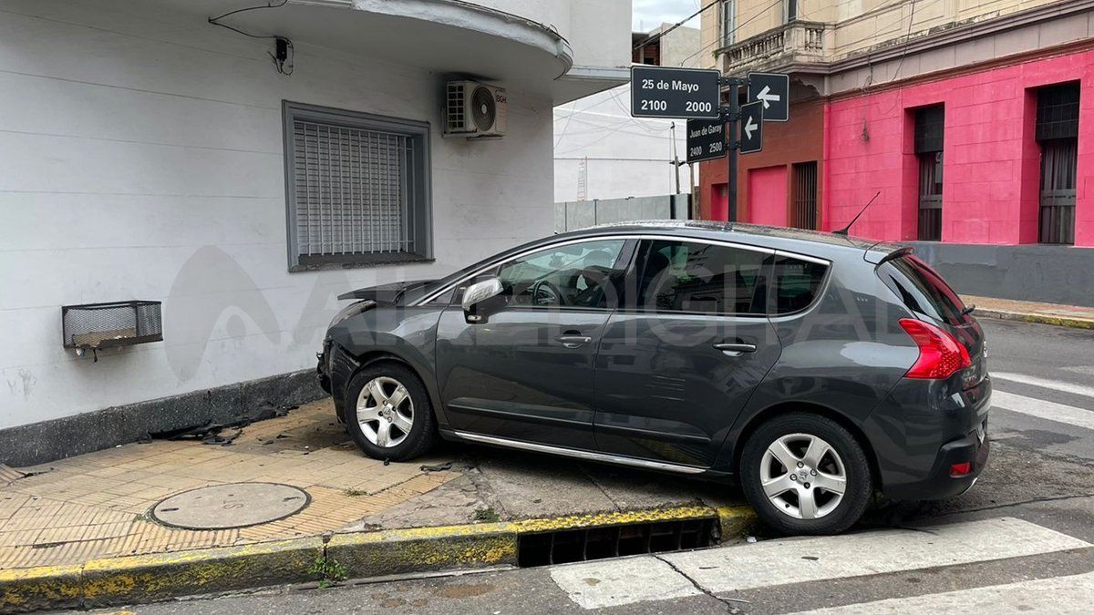 Un Peugeot 3008 gris terminó en la vereda de la esquina de 25 de Mayo y Juan de Garay tras chocar contra un Ford Fiesta pasada la 1.30 de este domingo.&nbsp;