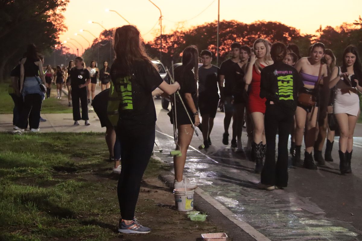 De acuerdo a un relevamiento, las alumnas detectaron que cada sábado asisten 3000 personas a los boliches y 1500 lo hacen caminando. De acuerdo a un relevamiento, las alumnas detectaron que cada sábado asisten 3000 personas a los boliches y 1500 lo hacen caminando.