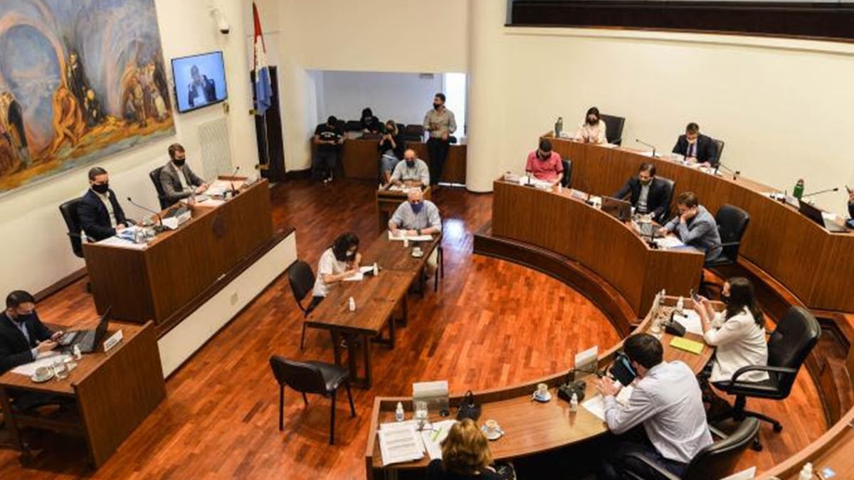 Esta semana se conoció la información de que el subdirector de Promoción de la Economía Social y Popular de la Municipalidad de Santa Fe, Sebastián Correa estuvo presente en los terrenos disputados por los hermanos Etchevehere en la vecina provincia. Su presencia fue para apoyar al Proyecto Artigas y acompañar a Dolores.