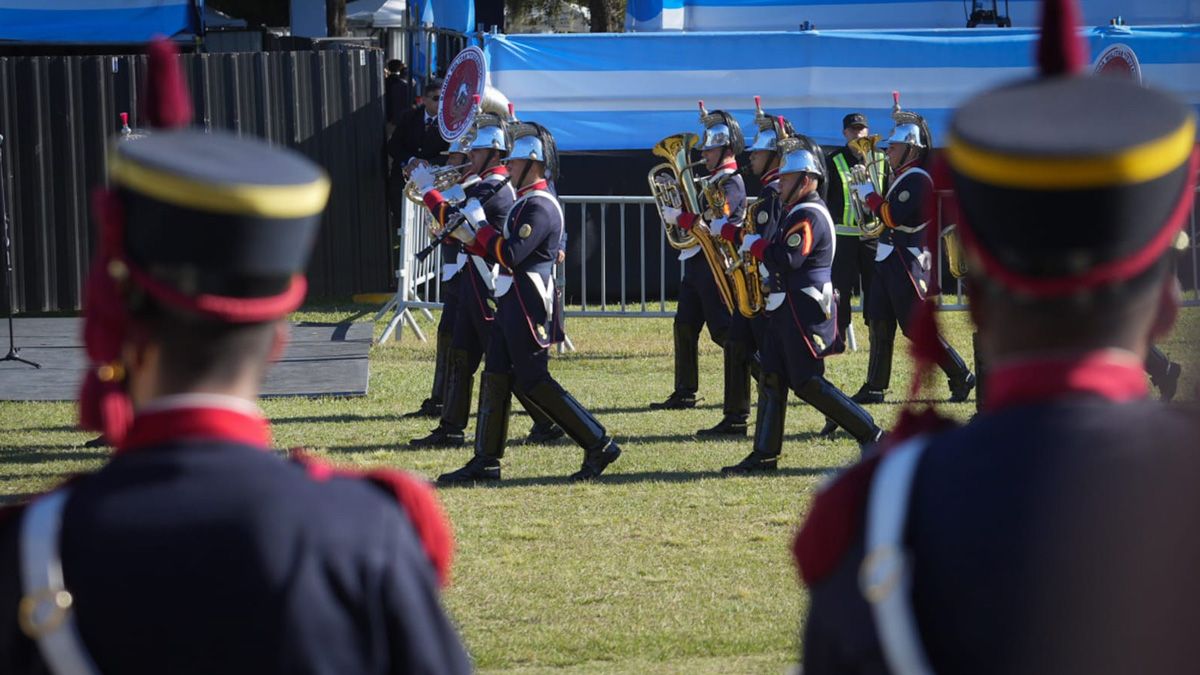 La banda militar acompaña la ceremonia oficial en el acto central en conmemoración del 213° aniversario del Combate de San Lorenzo. La banda militar acompaña la ceremonia oficial en el acto central en conmemoración del 213° aniversario del Combate de San Lorenzo.