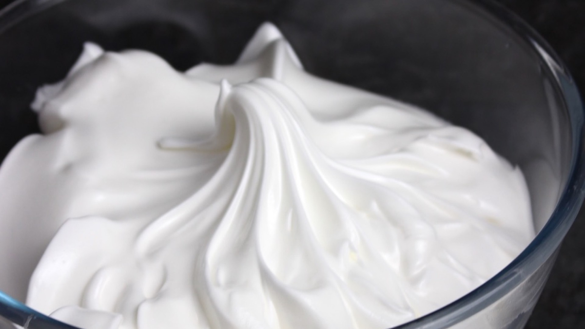 Merengue italiano: la receta infalible para decorar todos tus postres