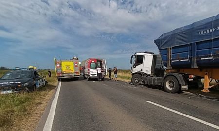 Dos camiones colisionaron este martes en Ruta Nacional 33. Uno de los choferes fue atendido por el SIES. Dos camiones colisionaron este martes en Ruta Nacional 33. Uno de los choferes fue atendido por el SIES.