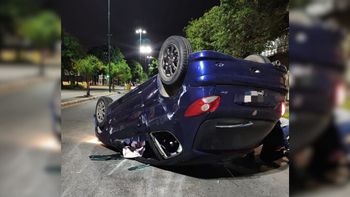Impactante accidente: un hombre perdió el control del vehículo, volcó y quedó atrapado