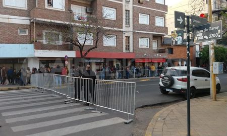 Desde la madrugada hay empleados municipales ingresando a la sede y el tránsito está totalmente interrumpido en Urquiza y Juan de Garay. Desde la madrugada hay empleados municipales ingresando a la sede y el tránsito está totalmente interrumpido en Urquiza y Juan de Garay.