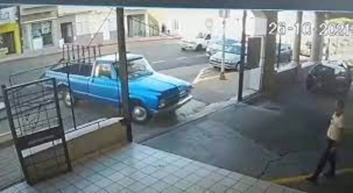 Video: desquiciado derribó el portón del depósito municipal y se llevó su camioneta