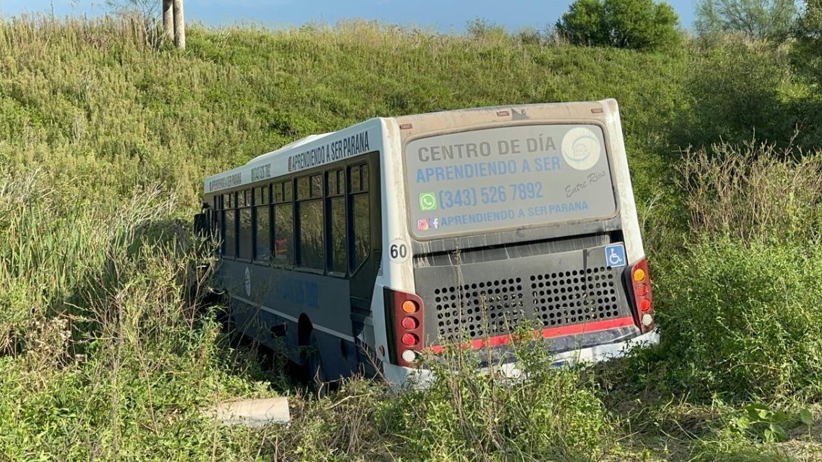 El colectivo se cruzó de carril y terminó contra el terraplén oeste. El colectivo se cruzó de carril y terminó contra el terraplén oeste.
