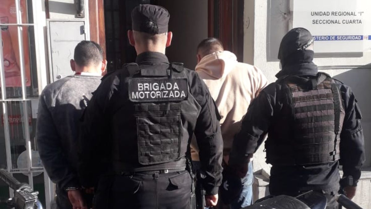 Ciudad de Santa Fe: a toda velocidad en moto, junto a un nene de dos años pasaban semáforos en rojo y terminaron presos por robo