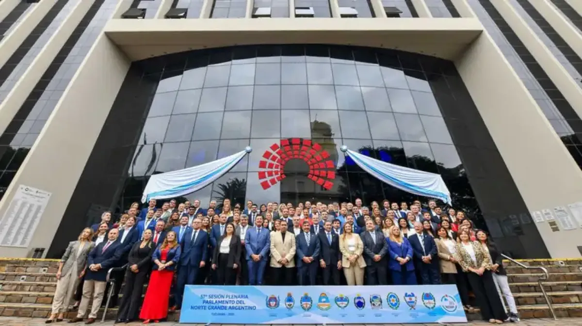 Durante la sesión del Parlamento del Norte Grande en Tucumán, los representantes fabriles presentaron un manifiesto crítico. Durante la sesión del Parlamento del Norte Grande en Tucumán, los representantes fabriles presentaron un manifiesto crítico.