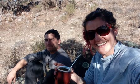Estefanía Leiva y su novio en el terreno que tienen para construir su casa en Tanti, Córdoba. Estefanía Leiva y su novio en el terreno que tienen para construir su casa en Tanti, Córdoba.