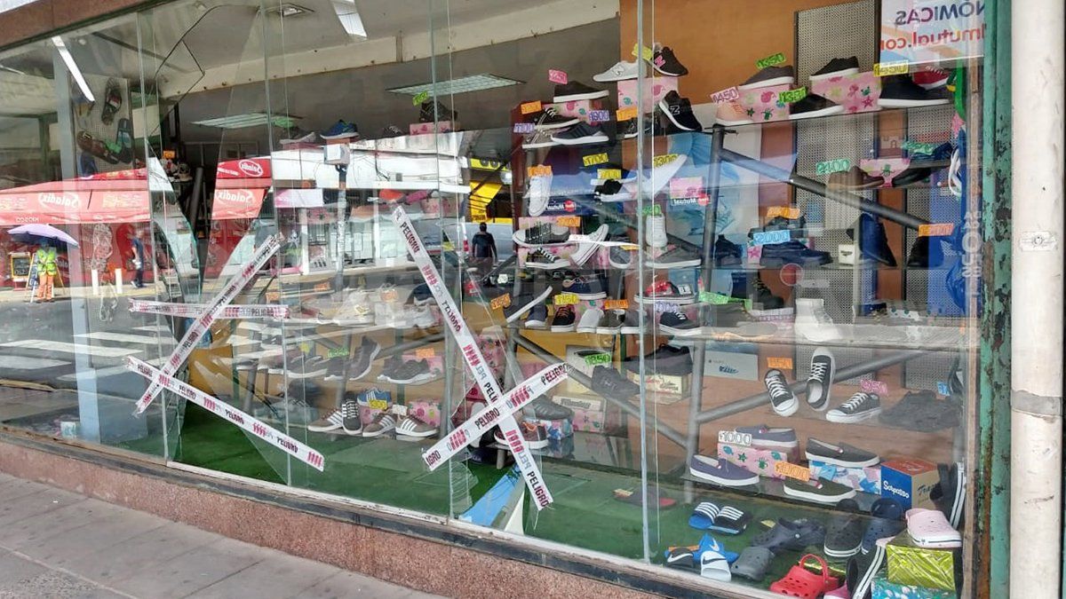 El comercio vandalizado se ubica en la tradicional esquina de San Jerónimo y Salta