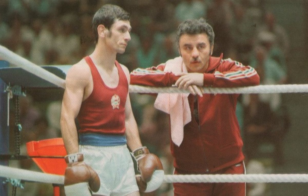 Entre 1971 y 1992, Papp fue el entrenador del equipo nacional de boxeo de Hungría y, en los Juegos de Munich 1972, consagró a su único campeón olímpico: György Gedó (juntos en la foto), quien se llevó el oro en minimosca (menos de 48 kilos) al vencer por 5-0 al norcoreano Kim U-Gil.