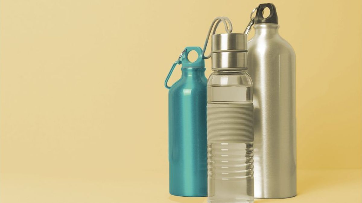 Cuál es la mejor botella para tomar agua: plástico, vidrio o acero.