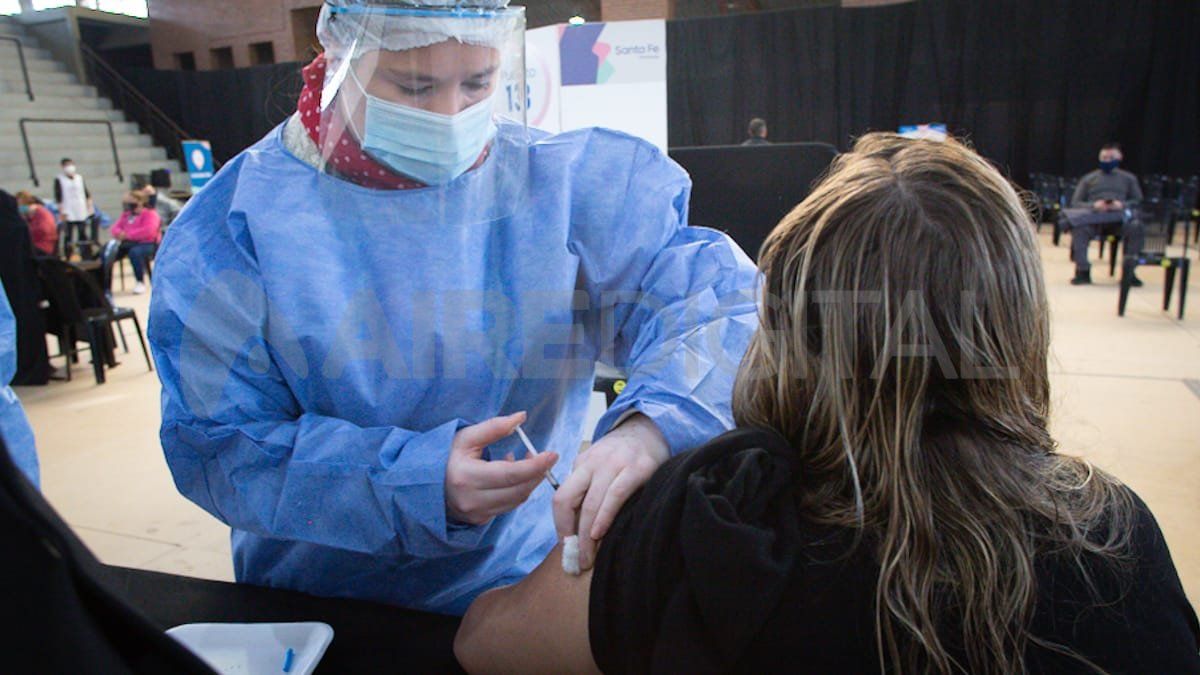 En Santa Fe piden la ayuda de enfermeros y estudiantes de medicina y enfermería para acelerar la vacunación. 