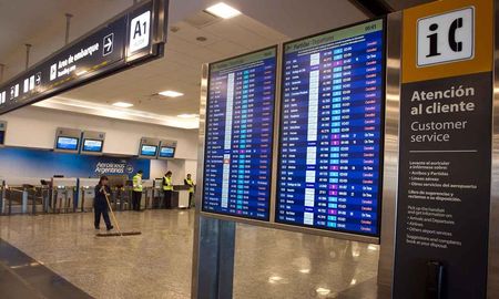 Desde hoy, viajar al exterior en avión cuesta alrededor de un 12 por ciento más. Desde hoy, viajar al exterior en avión cuesta alrededor de un 12 por ciento más.