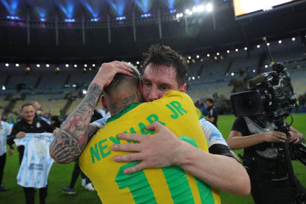 Tras el triunfo de Argentina, Messi y Neymar se abrazaron en el Maracaná.
