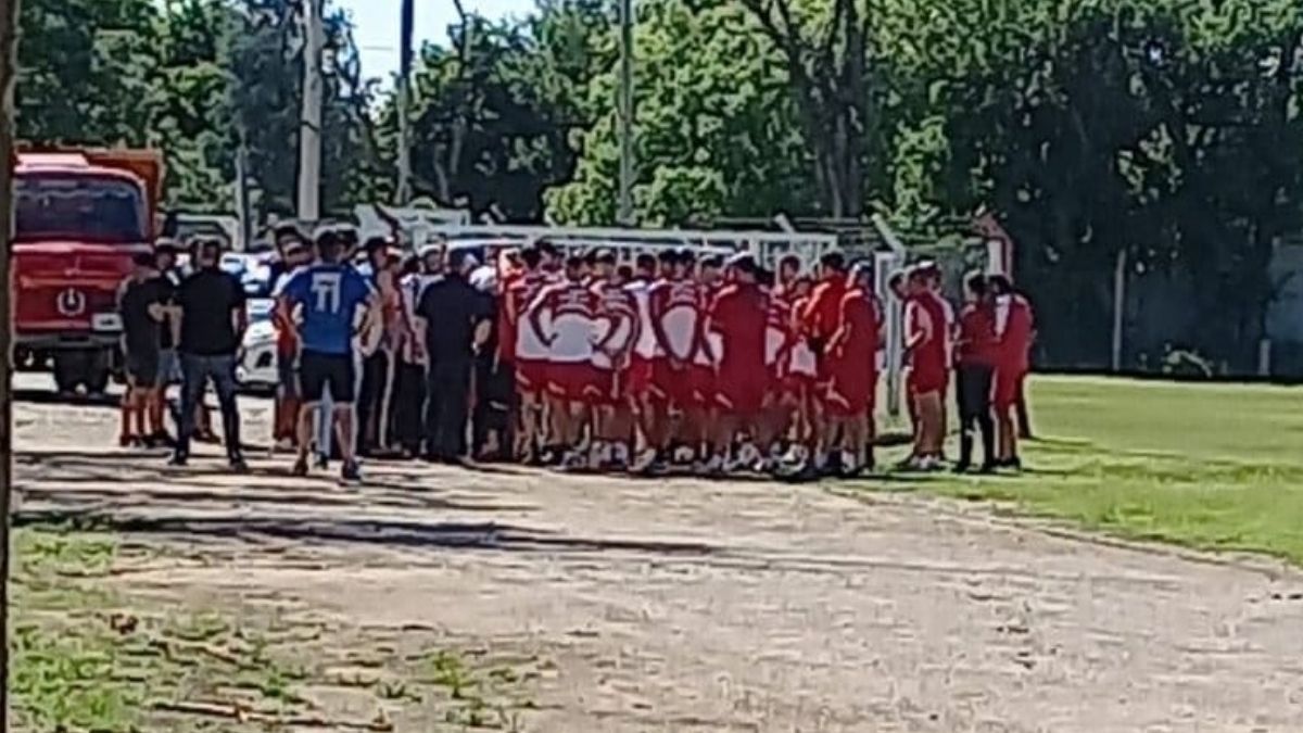 Los barras de Instituto dialogando con los jugadores. Los barras de Instituto dialogando con los jugadores.