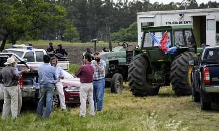 El bloque de Juntos por el Cambio presentó en el Concejo Municipal un pedido de informes vinculado a la presunta participación de un funcionario de la Municipalidad de Santa Fe en el conflicto familiar Etchevehere, originado por la propiedad de terrenos en Entre Ríos. El bloque de Juntos por el Cambio presentó en el Concejo Municipal un pedido de informes vinculado a la presunta participación de un funcionario de la Municipalidad de Santa Fe en el conflicto familiar Etchevehere, originado por la propiedad de terrenos en Entre Ríos.