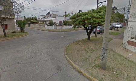 Pasaje Maipú y San Lorenzo: aquí intentaron asaltar a una mujer y la chocaron. También atropellaron y a un hombre que se acercó a ayudarla. Pasaje Maipú y San Lorenzo: aquí intentaron asaltar a una mujer y la chocaron. También atropellaron y a un hombre que se acercó a ayudarla.