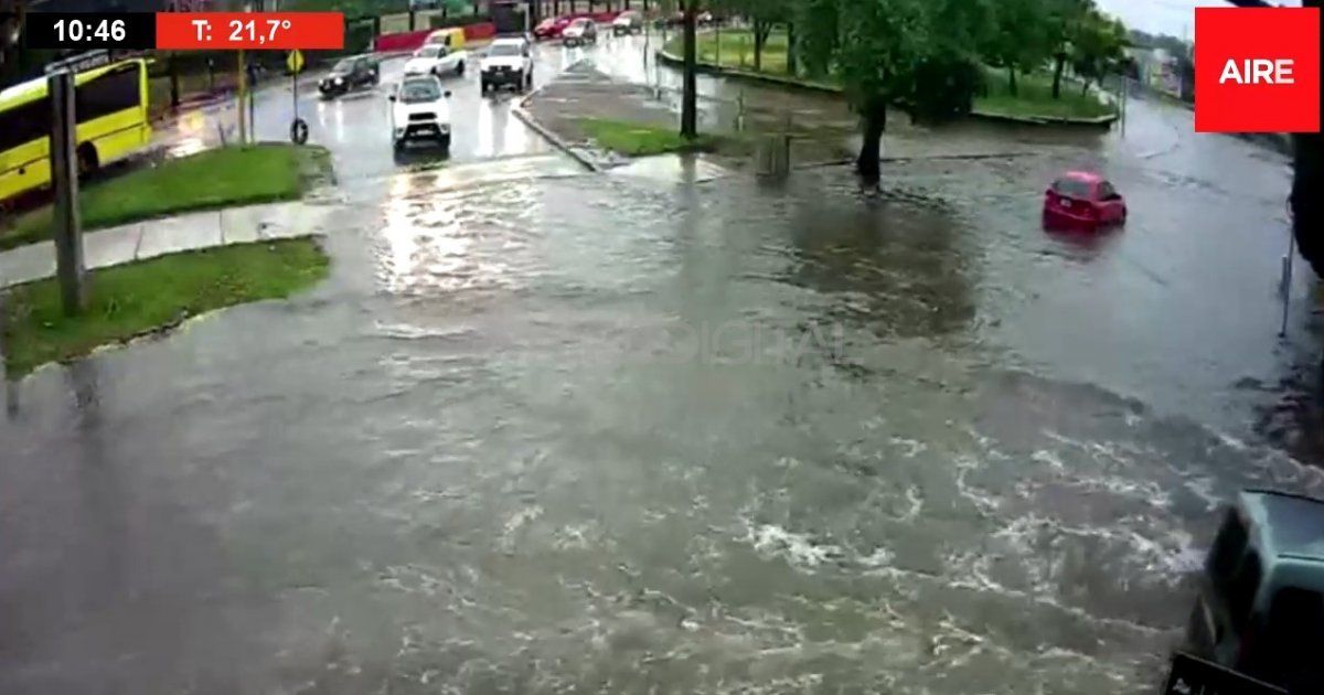Un auto se quedó en el medio de la laguna que se formó en calle Dr. Zaballa.