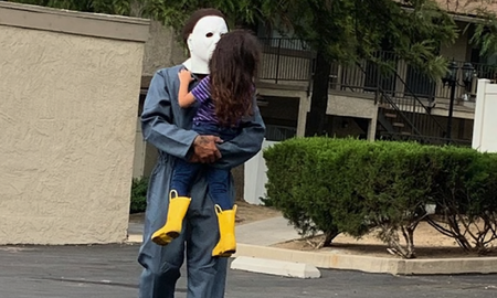 Video viral: una nena de 4 años se emocionó al ver que Michael Myers fue a su cumpleaños. Video viral: una nena de 4 años se emocionó al ver que Michael Myers fue a su cumpleaños.