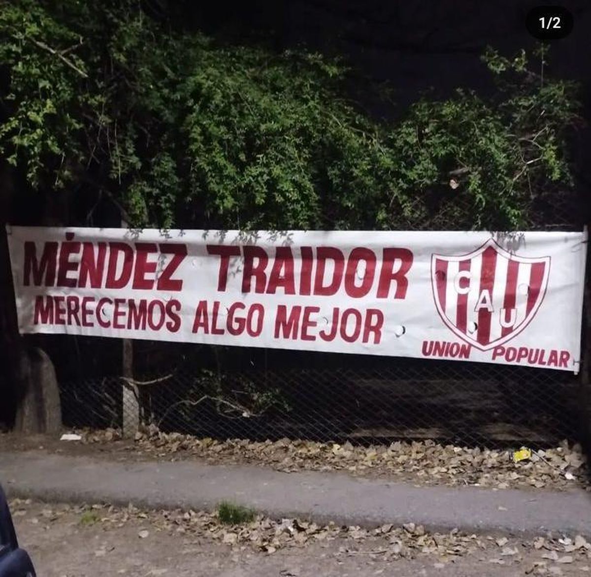 La bandera que trata de traidor a Sebasti&aacute;n M&eacute;ndez fue colgada en la Villa Ol&iacute;mpica de V&eacute;lez.