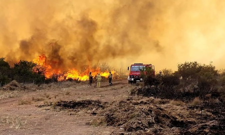 Incendios en Salta: el fuego se acercan a una estación de servicio Incendios en Salta: el fuego se acercan a una estación de servicio