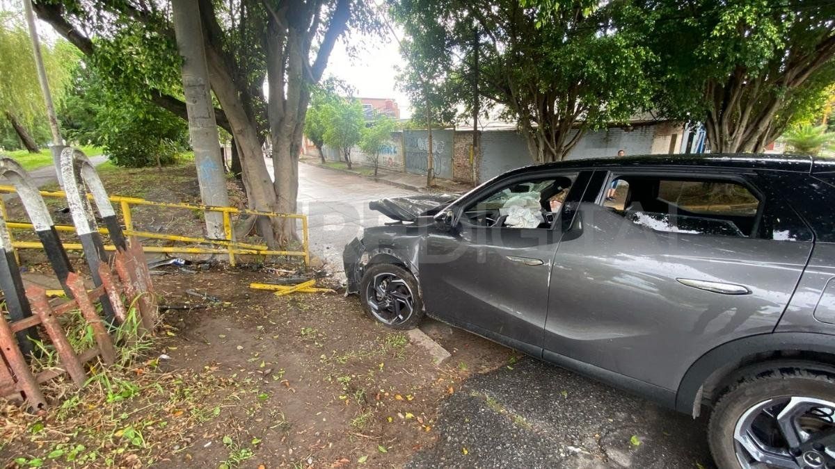 Los jóvenes atropellaron un poste de luz mientras se fugaban de la policía Los jóvenes atropellaron un poste de luz mientras se fugaban de la policía