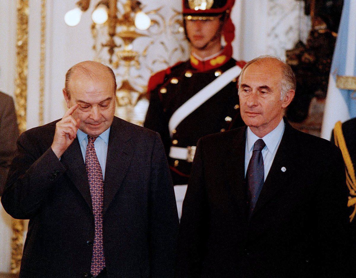 El principio del fin: en 2001, De la Rúa convocó a Domingo Cavallo como ministro de Economía y se puso en marcha un programa de ajuste que derivaría en una fuerte crisis económica y social. El principio del fin: en 2001, De la Rúa convocó a Domingo Cavallo como ministro de Economía y se puso en marcha un programa de ajuste que derivaría en una fuerte crisis económica y social.