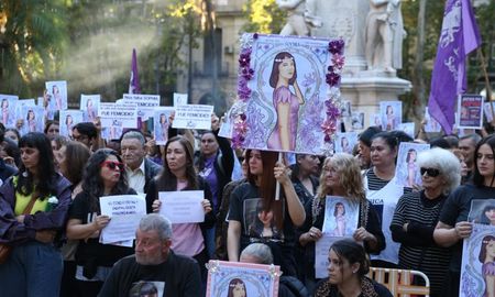 Una multitud marchó en Rosario luego del crimen de Sophia Civarelli. Una multitud marchó en Rosario luego del crimen de Sophia Civarelli.