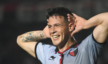 Pasó por Colón, marcó tres goles en un partido y ahora se recupera de una grave lesión. Pasó por Colón, marcó tres goles en un partido y ahora se recupera de una grave lesión.