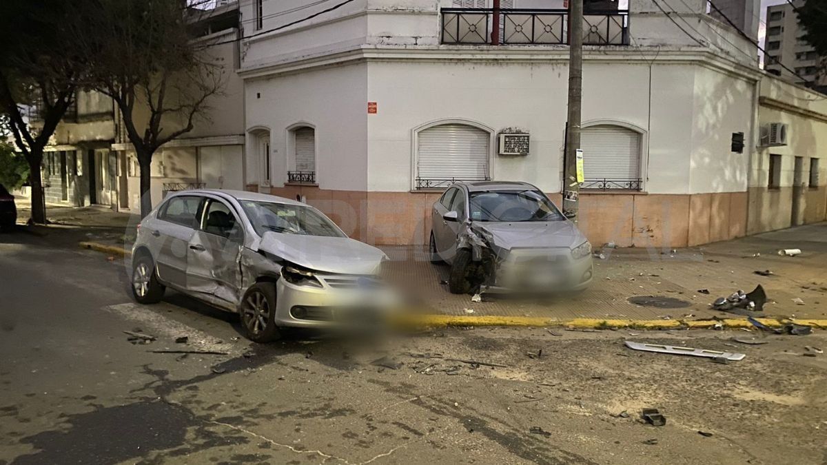 Dos de los tres vehículos accidentados quedaron en la esquina de Francia e Hipólito Irigoyen