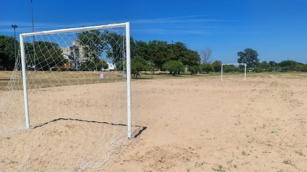 En la Playa Los Alisos del barrio El Pozo se colocaron arcos de fútbol y postes para redes de vóley. En la Playa Los Alisos del barrio El Pozo se colocaron arcos de fútbol y postes para redes de vóley.