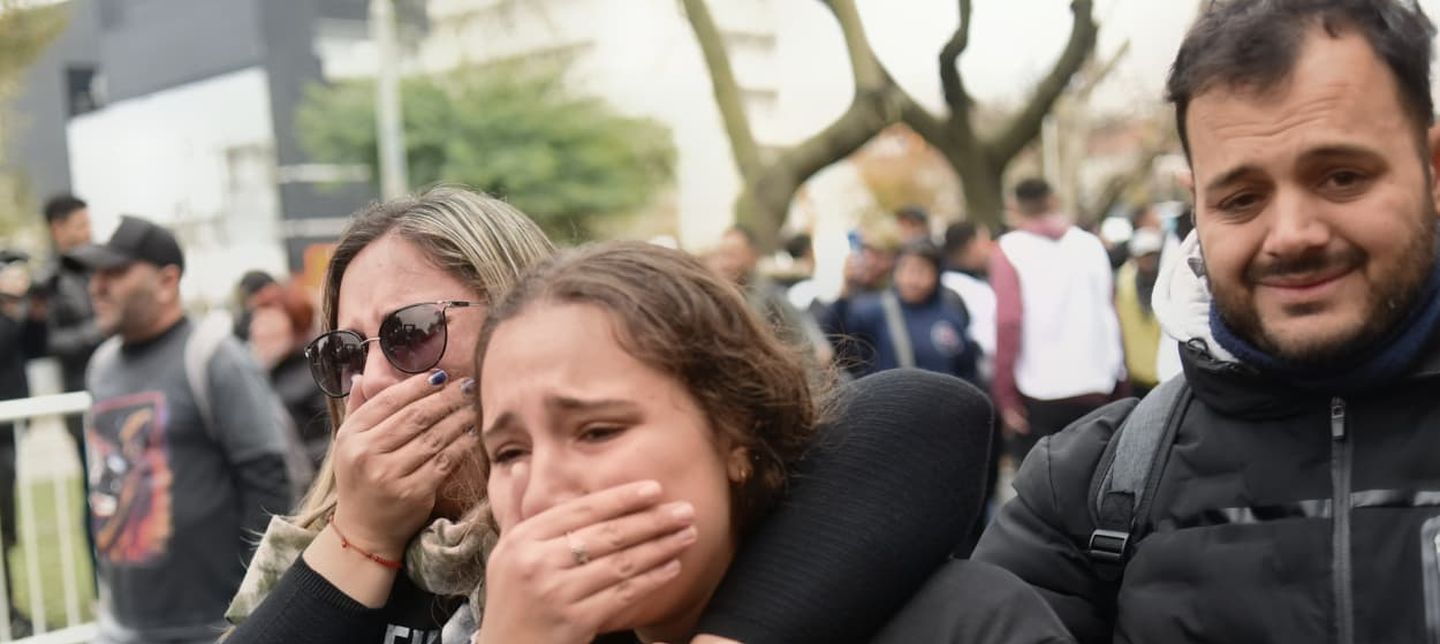 El último adiós al Indio, en fotos: masiva peregrinación hacia Avellaneda Dolor y tristeza, el sentimiento predominante en la masiva despedida al Indio Solari.