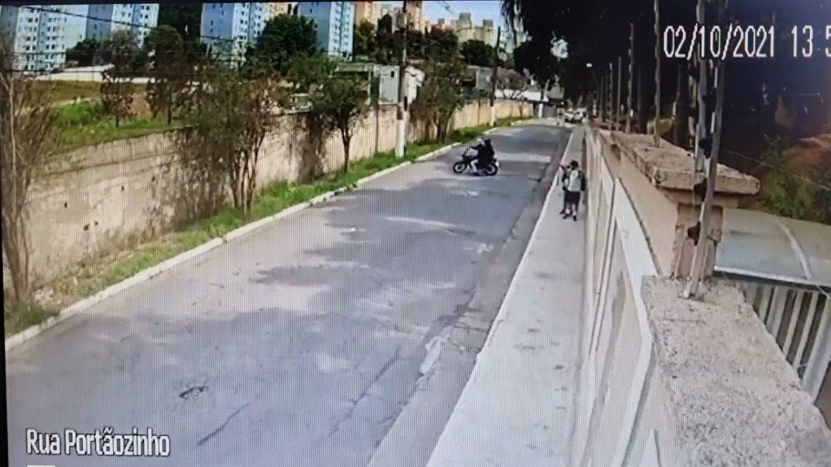 El conductor circulaba por una zona poco transitada cuando fue testigo de como asaltaban a unos jóvenes que estaban caminando.