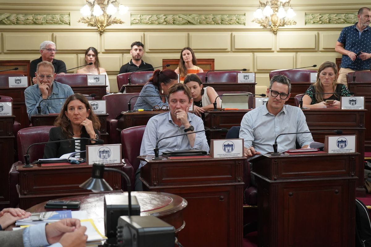 En el ámbito legislativo, desde el socialismo plantearon la idea de avanzar hacia la unicameralidad, cuestión que fue rechazada por sus socios de la UCR. En el ámbito legislativo, desde el socialismo plantearon la idea de avanzar hacia la unicameralidad, cuestión que fue rechazada por sus socios de la UCR.