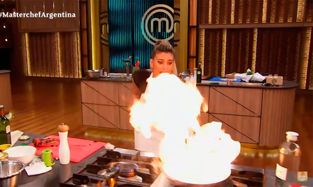 Sol Pérez se asustó en el estudio, luego de que se quemara parte de su preparación en plena gala de MasterChef. Sol Pérez se asustó en el estudio, luego de que se quemara parte de su preparación en plena gala de MasterChef.