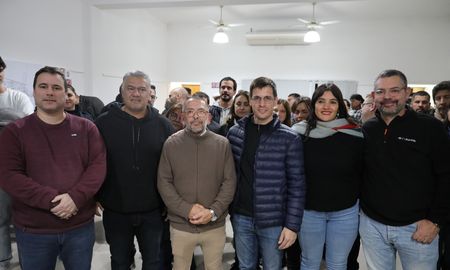 El oficialismo sufrió una dura derrota en Rafaela, perdió una banca y la mayoría en el Concejo Municipal a partir del 10 de diciembre. El oficialismo sufrió una dura derrota en Rafaela, perdió una banca y la mayoría en el Concejo Municipal a partir del 10 de diciembre.