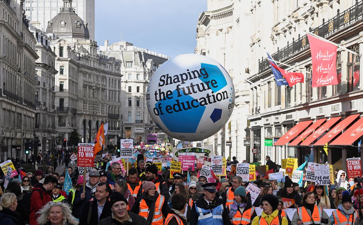 Trabajadores del Reino Unido salieron a las calles a pedir aumentos salariales.