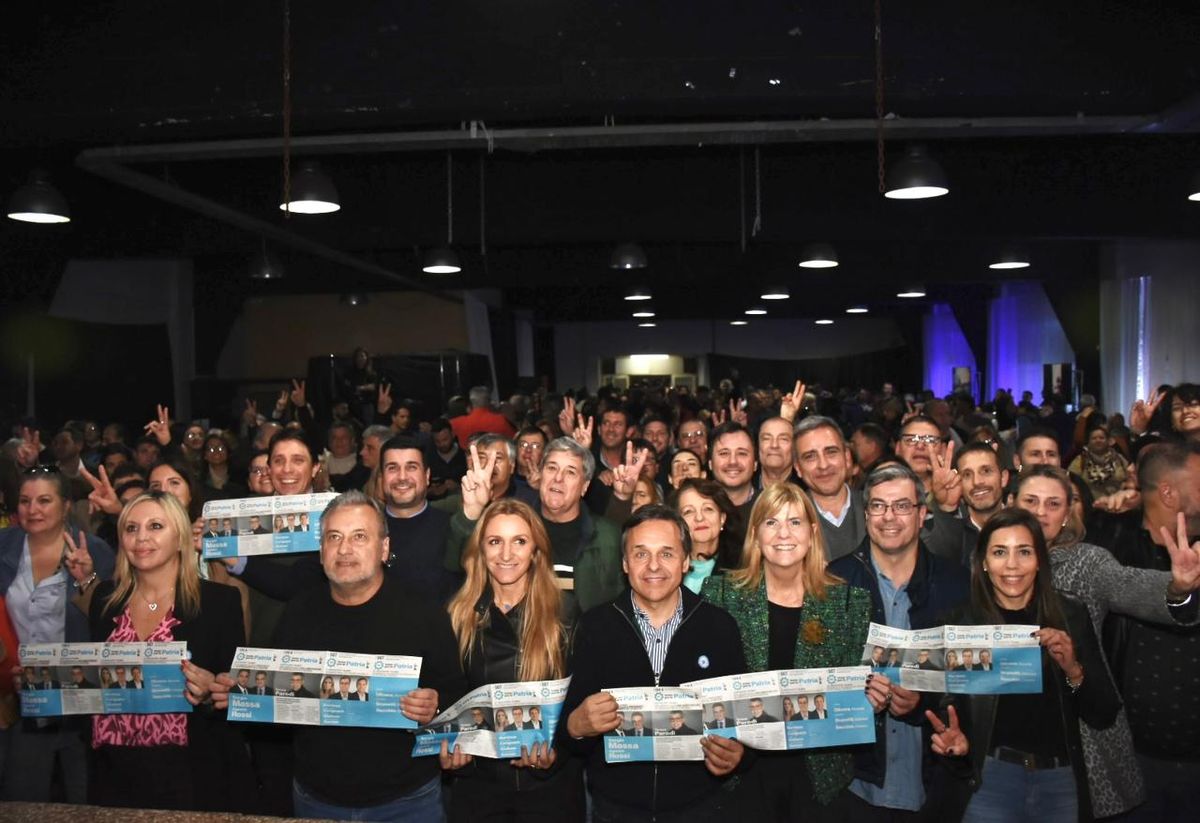 Del acto participaron todos los precandidatos a diputados nacionales por Santa Fe de Unión por la Patria.